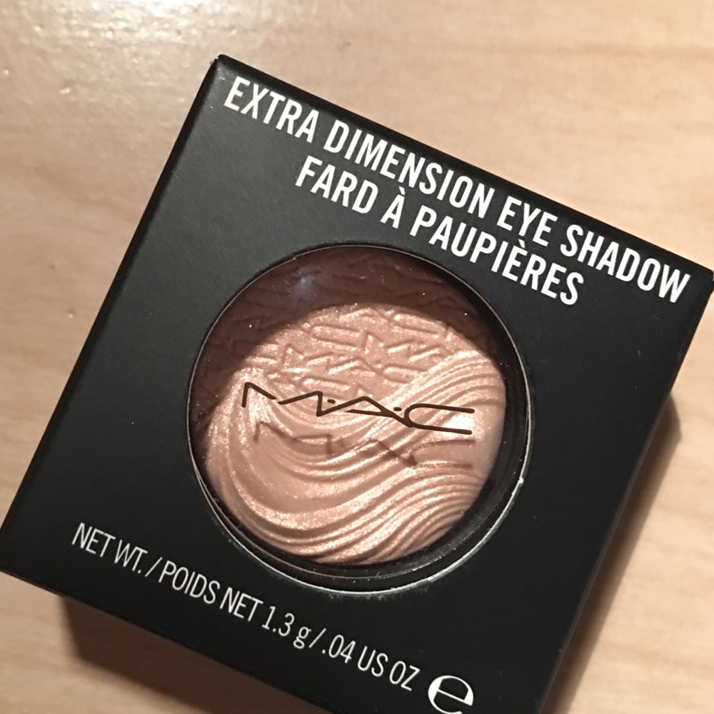 MAC Extra Dimension Eyeshadow in A Natural Flirt